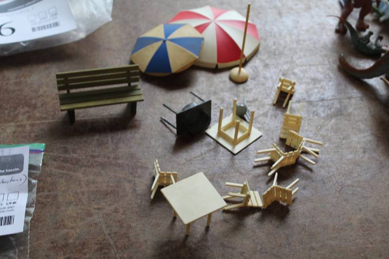 lot 596 image: G-Scale Model Patio Furniture