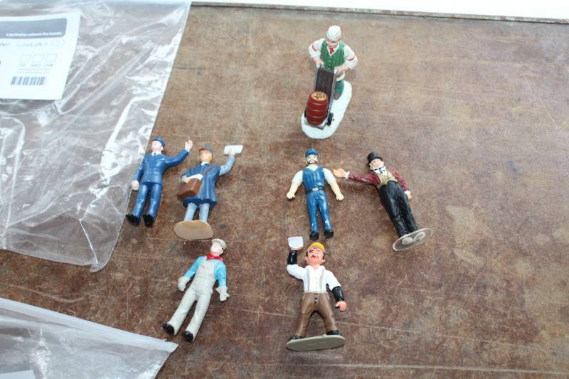 lot 588 image: G-Scale Model Assorted Workers