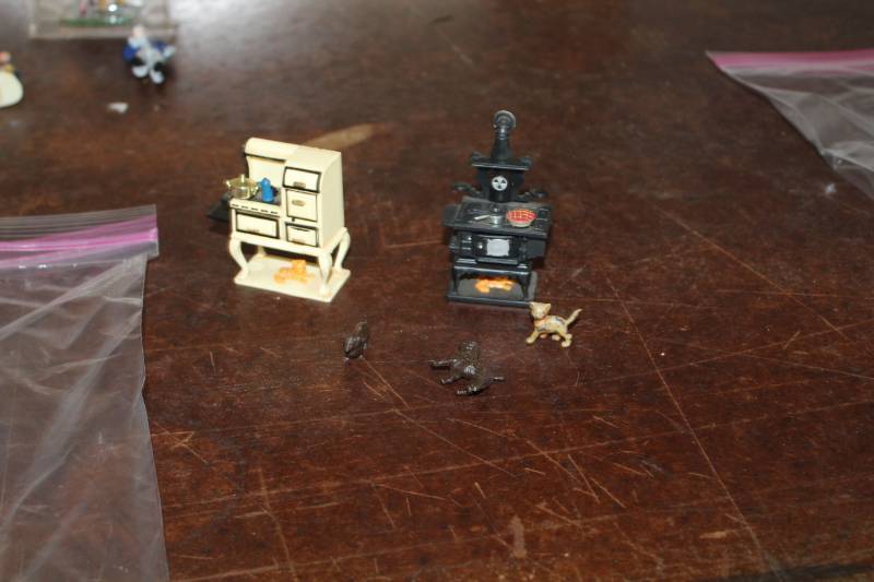 lot 581 image: G-Scale Model Cook Stoves, Figurines