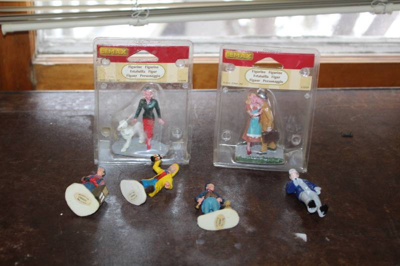 lot 593 image: LeMax G-Scale Model Figurines