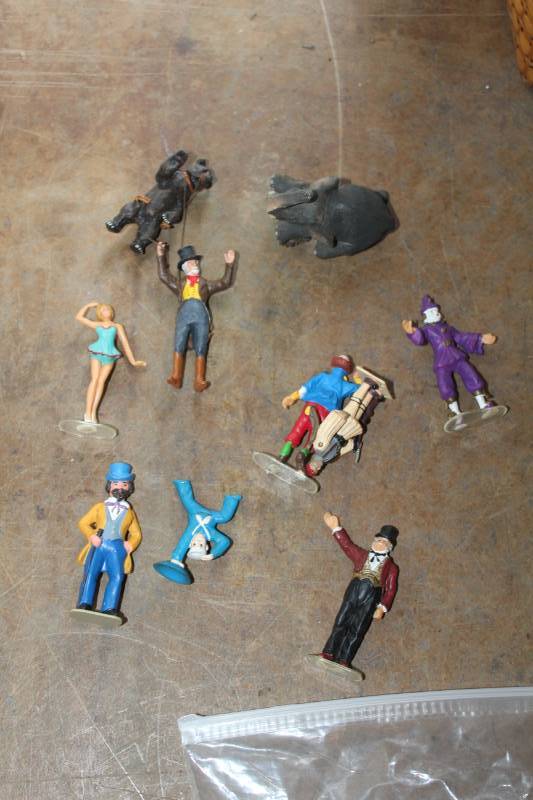 lot 584 image: G-Scale Model Circus Figurines