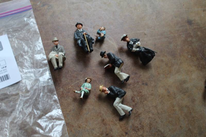 lot 586 image: Preiser G-Scale Model Seated Figurines
