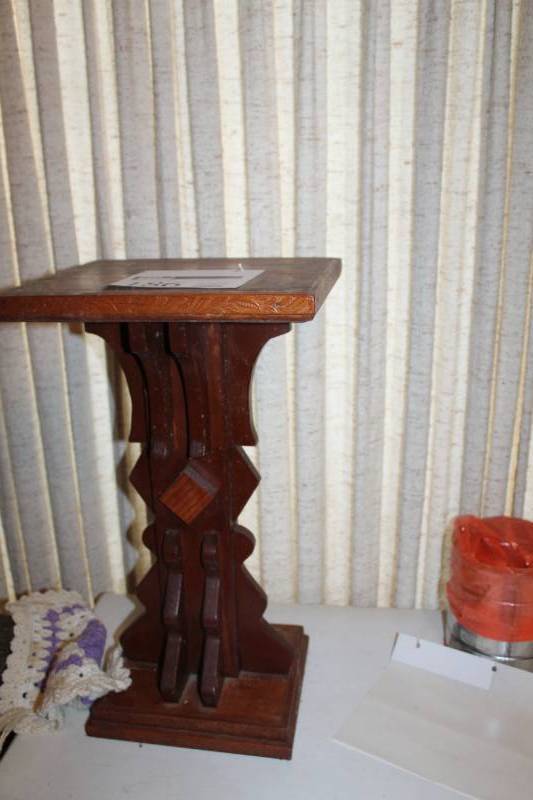 lot 186 image: Wood Pedestal