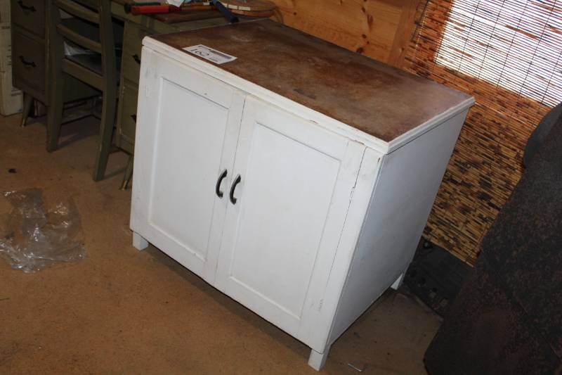 lot 162 image: Standalone Kitchen Cabinet