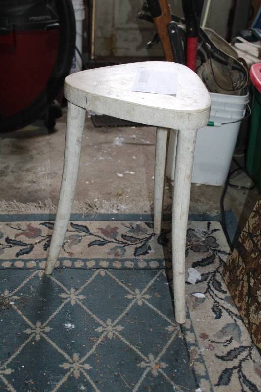 lot 206 image: 3-Leg Stool