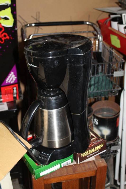 lot 221 image: Betty Crocker Automatic Drip Coffee Maker with Manual