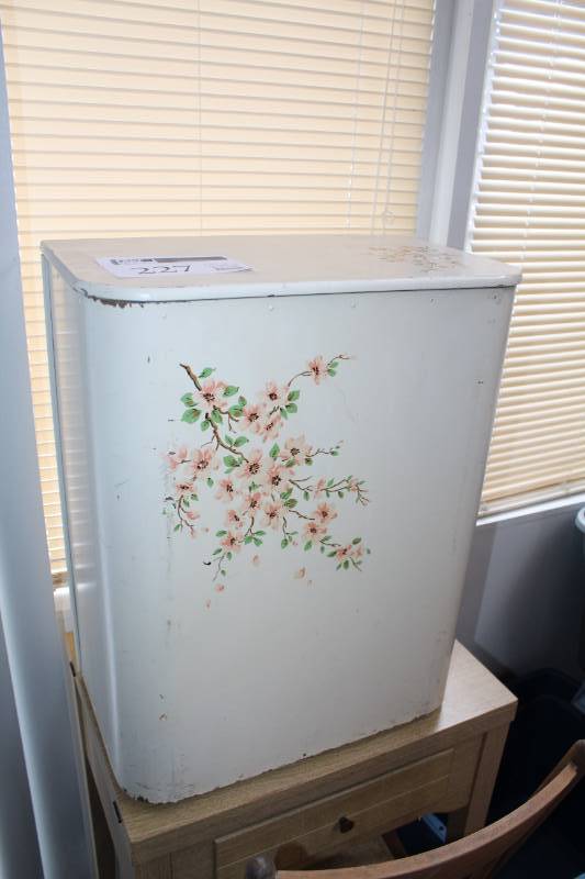 lot 227 image: Harvey Clothes Hamper