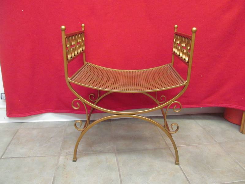 lot 7 image: Antique entry settee
