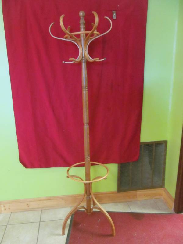 lot 8 image: coathat rack