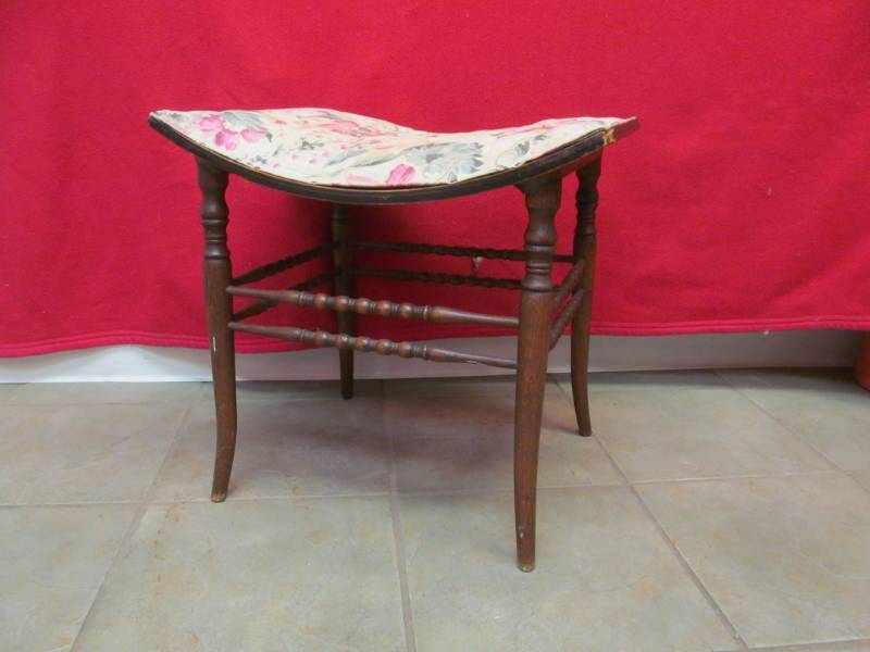 lot 10 image: Antique wood settee
