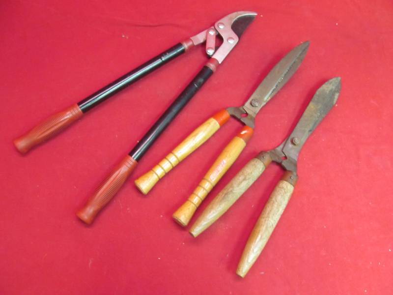 lot 102 image: garden tools