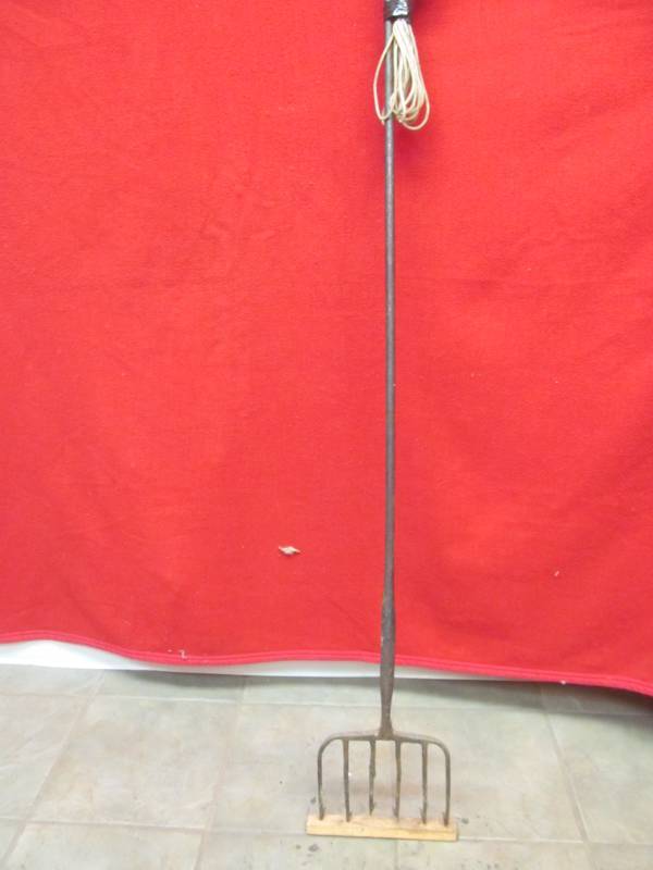 lot 170 image: ice spear