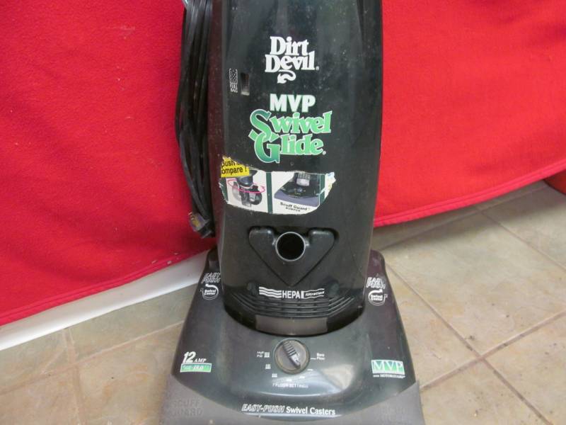 lot 242 image: Dirt Devil vac