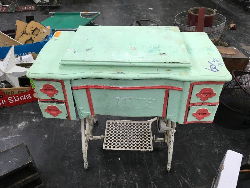 lot 4 image: Sewing Machine Table