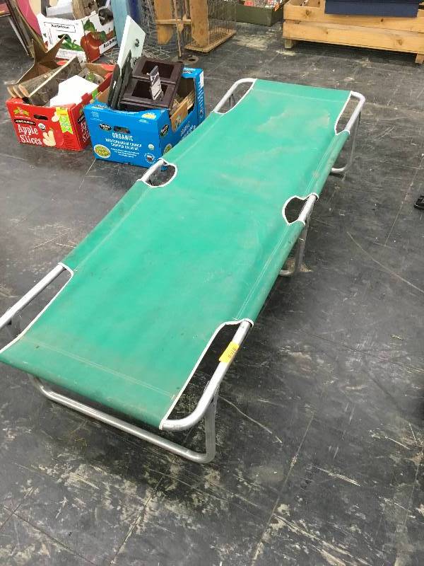 lot 9 image: Cot