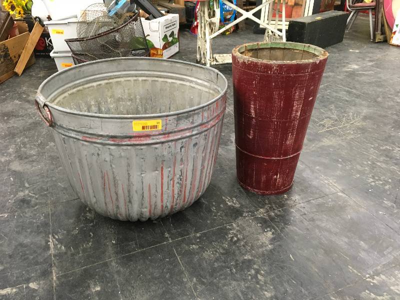 lot 14 image: Misc Buckets