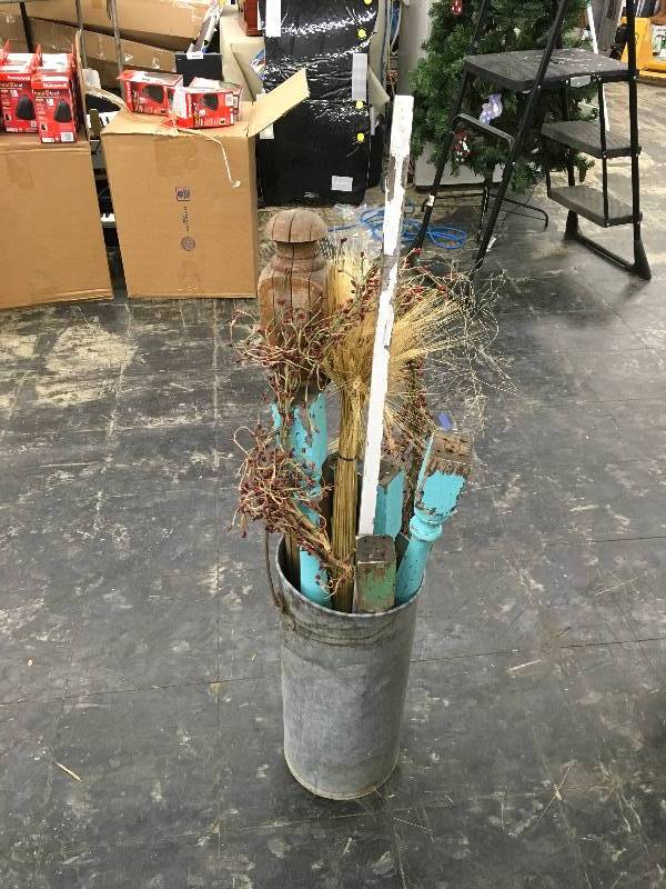 lot 23 image: Misc Outdoor Decor