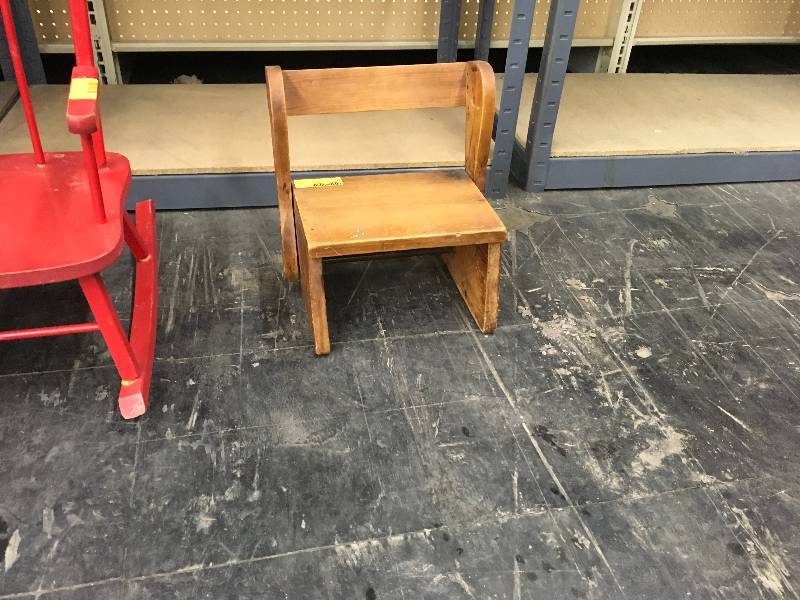 lot 37 image: Baby Bench