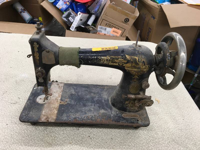 lot 40 image: Singer Sewing Machine