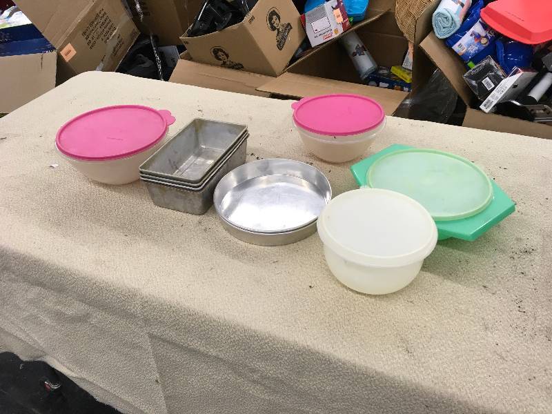 lot 42 image: Misc Bowls & Lids