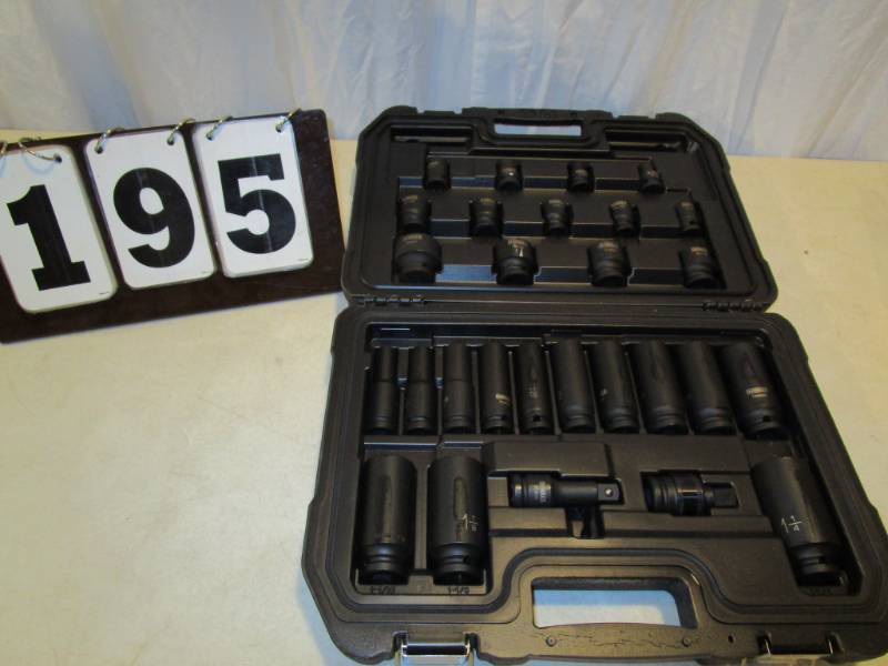 lot 195 image: DeWalt 28 pc Socket Set