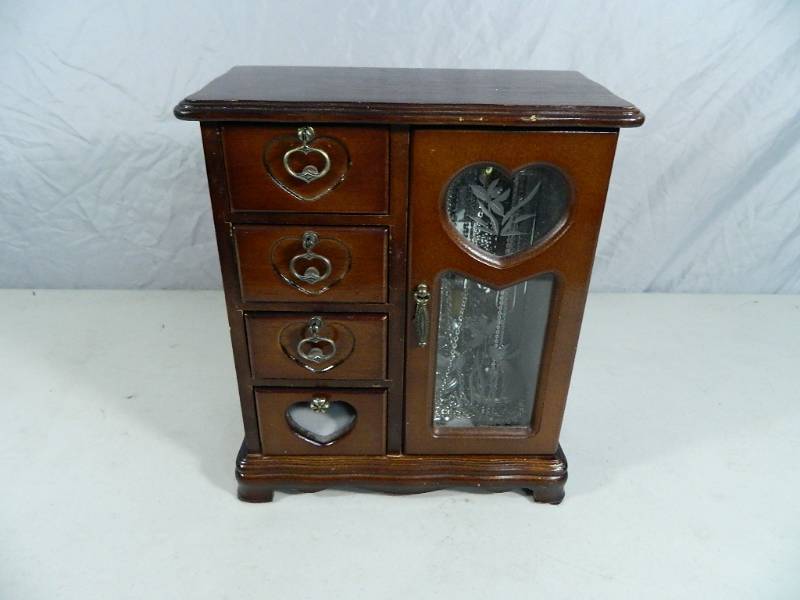 lot 4 image: Jewelry Box with Jewelry