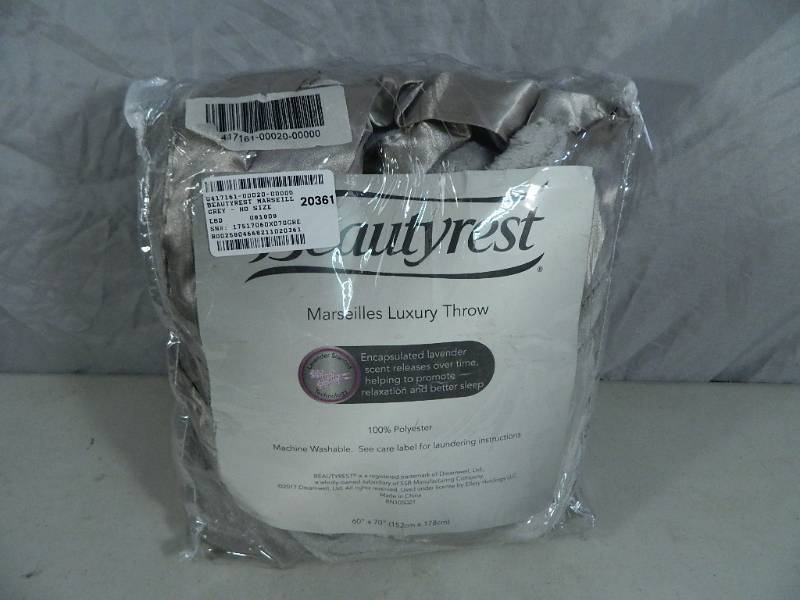 lot 33 image: New Beautyrest Marseilles Luxury Throw