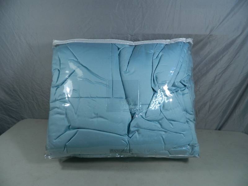 lot 34 image: KingCalifornia King Comforter