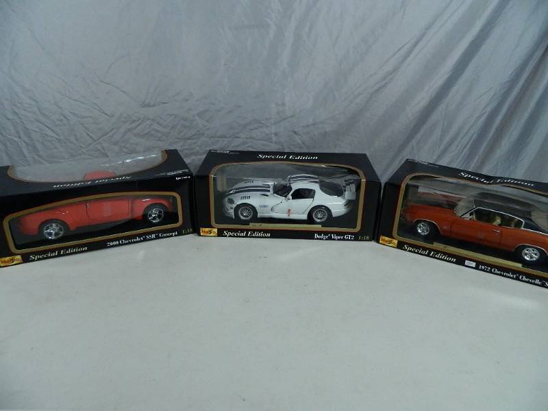 lot 46 image: 3 New 118 Scale Diescast Cars
