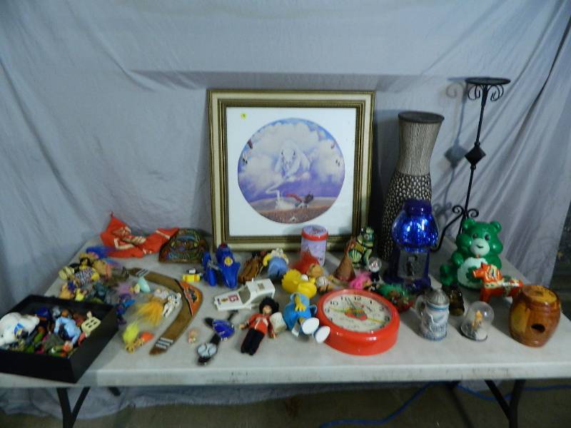 lot 102 image: Vintage Toys, Home Decor, Etc