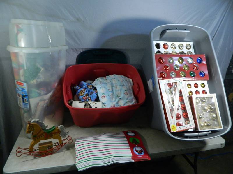 lot 140 image: Holiday Decor