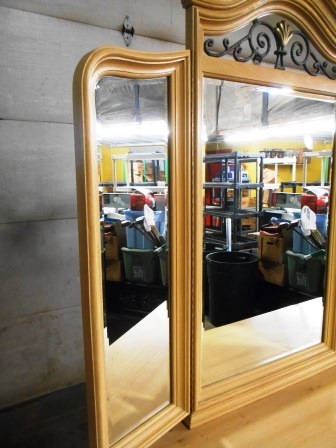 lot 7 image: THOMASVILLE TERRACE GARDEN TRIPLE DRESSER WITH TRI-FOLD MIRROR