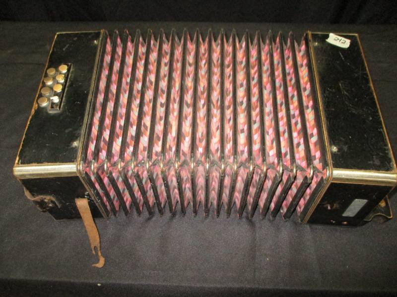 lot 12 image: Venezia Button Box in workin condition wnormal wear