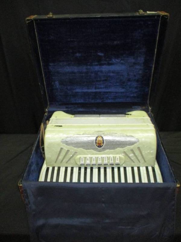 lot 13 image: Original Vintage Video Accordian wcase Made in Italy. Very nice condition, Sounds great