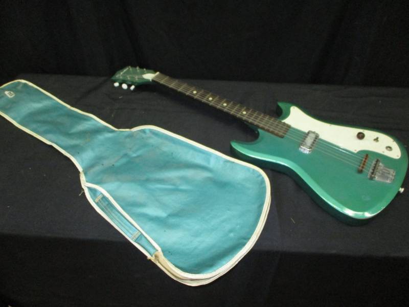 lot 19 image: Very clean Vintage Silvertone Electric guitar w case.