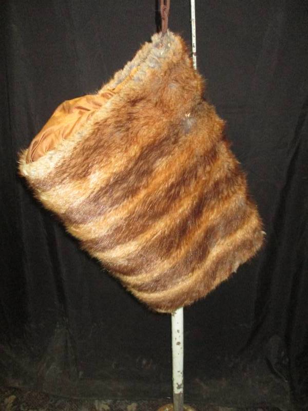 lot 25 image: Vintage Mink Fur Ladies Muff Purse