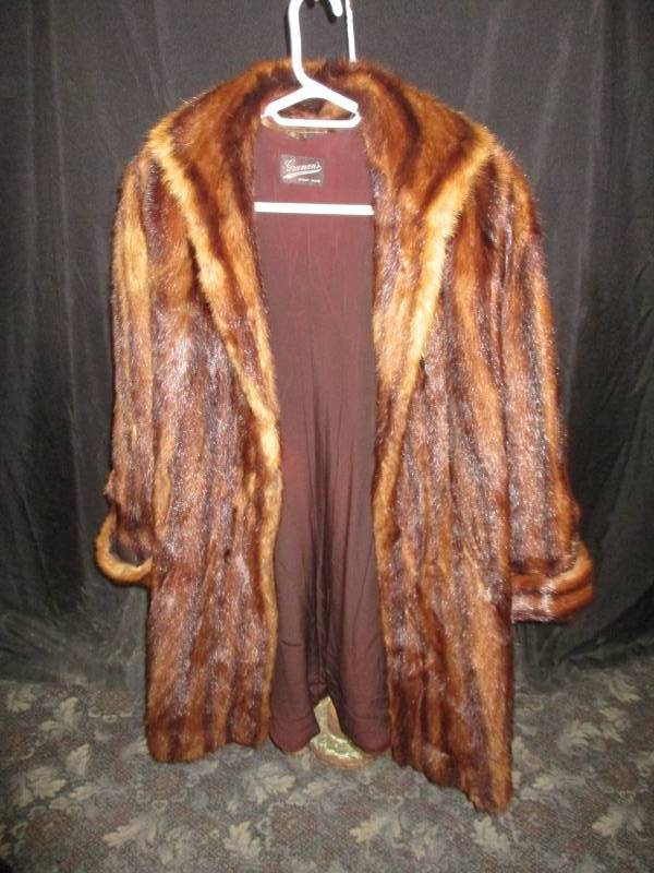 lot 26 image: Vintage Grumans Ladies Mink Fur Coat