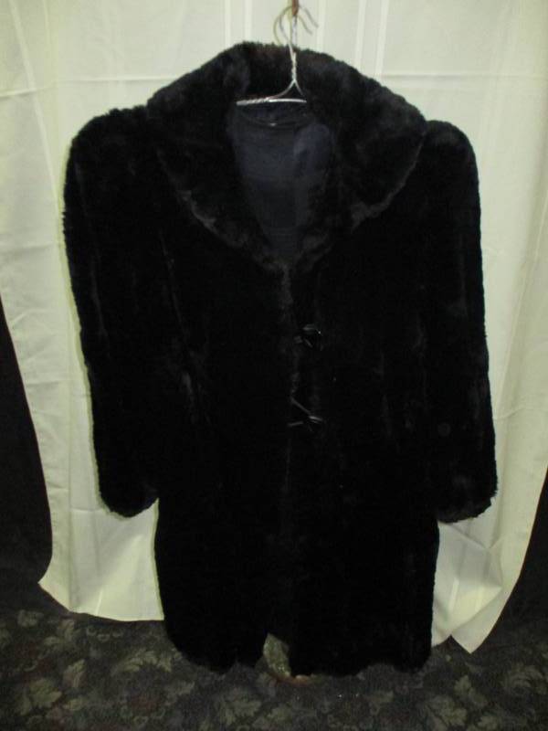lot 27 image: Vintage Ladies Fur Coat