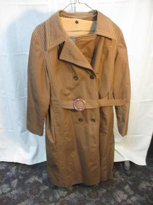 lot 37 image: Trench Coat insurt comes out