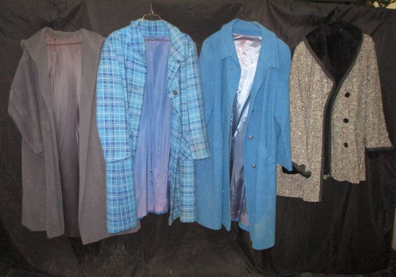 lot 38 image: Coat with Fur Collar, Coat hneeds to be Cleaned