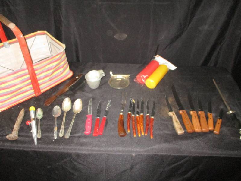 lot 56 image: Steel Collapsible Picnic Basket and all the Accecories