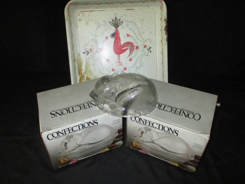 lot 76 image: Chicken tray and cat covered dishes