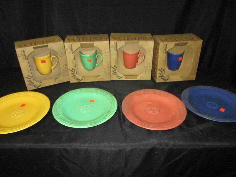 lot 78 image: Oneida Dishes
