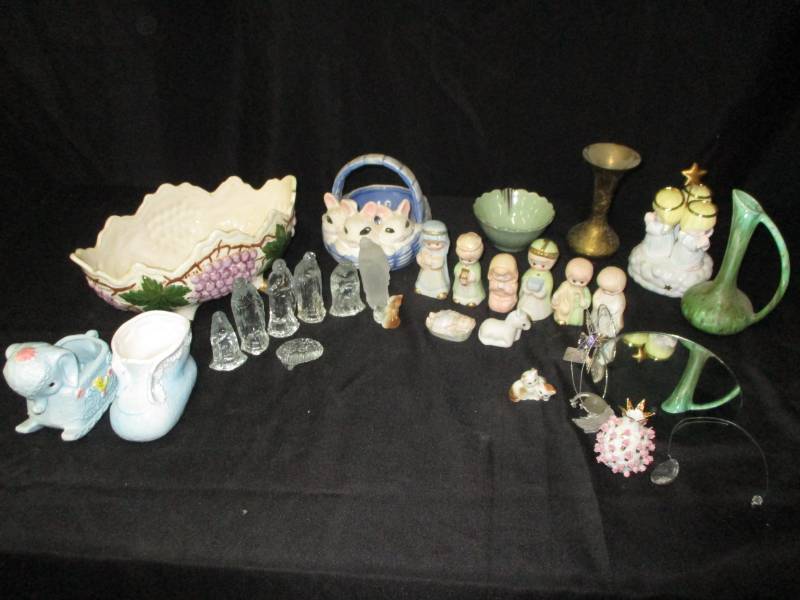 lot 79 image: Misc Knick Knacks