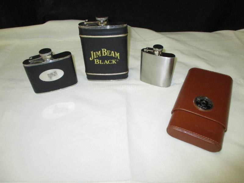 lot 113 image: Macho Cigar Case and 3 Flasks