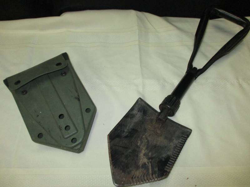 lot 114 image: Fold up Army shovel
