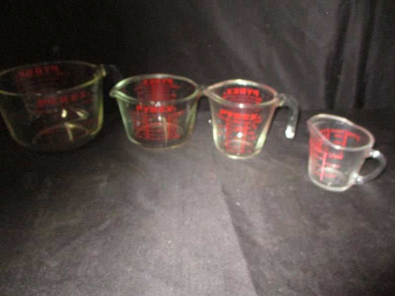 lot 170 image: 4 glass measuring cups 4 different sizes from 8 cup, 4 cup, 2 cup and 1 cup