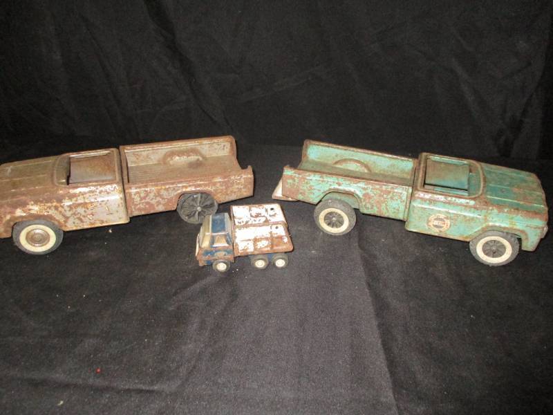 lot 177 image: Trucks