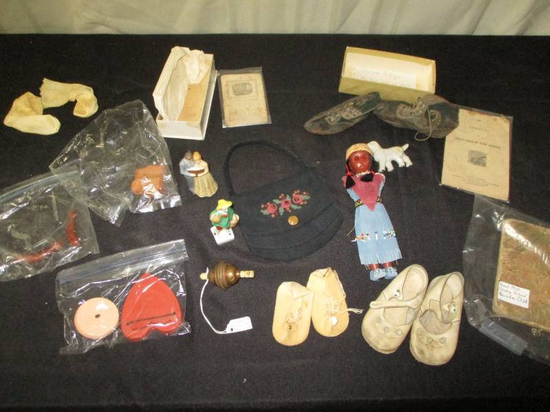 lot 190 image: Really neat antuiqe and collectibles