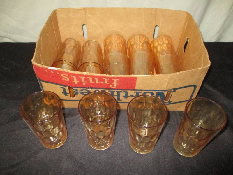 lot 191 image: 14 Peachware Carnival glasses